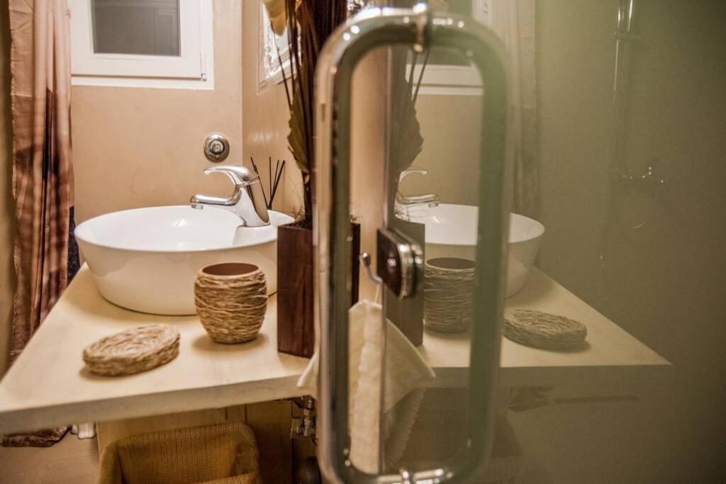 Athinas Apartment Пирея Екстериор снимка