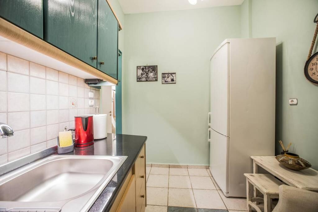 Athinas Apartment Пирея Екстериор снимка