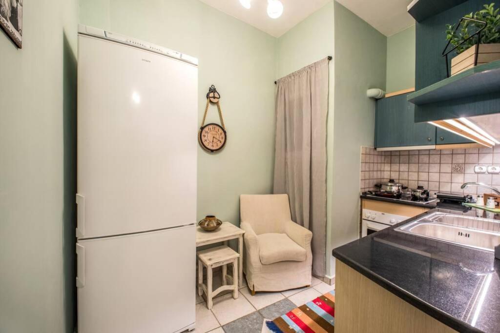 Athinas Apartment Пирея Екстериор снимка